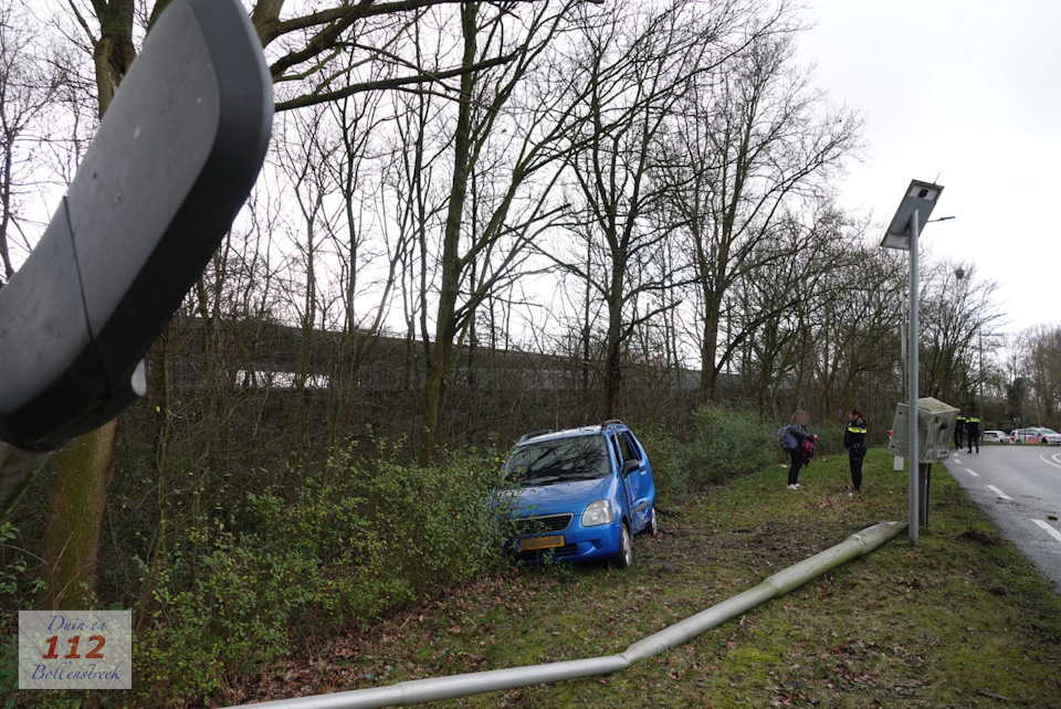 Auto total loss na ongeval op oprit A44 Sassenheim