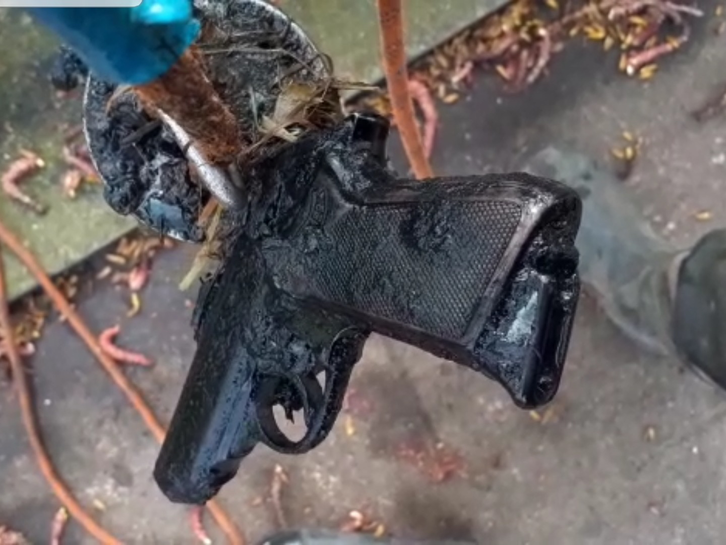 Katwijkse magneetvisser Tim Bins weer in actie en vindt vuurwapen in Leiden