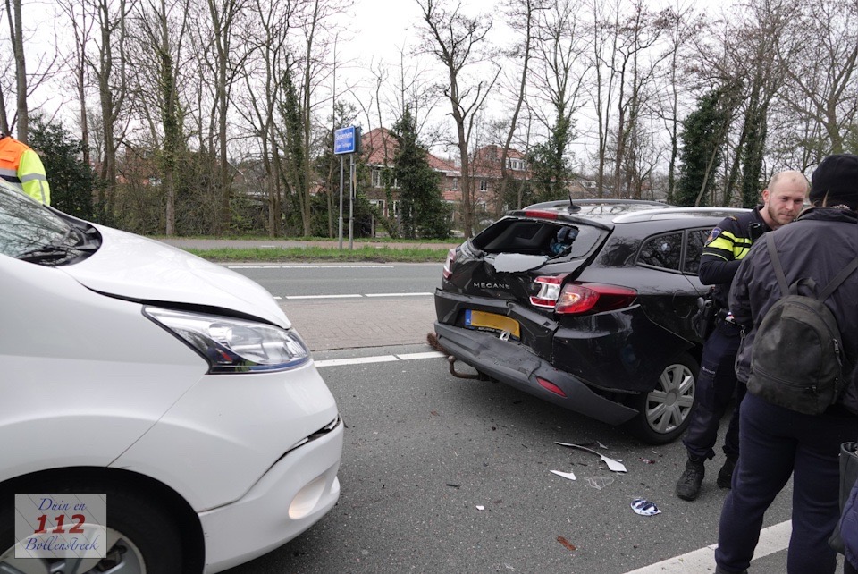 Vier auto’s betrokken bij aanrijding op N208 Van Pallandtlaan Sassenheim